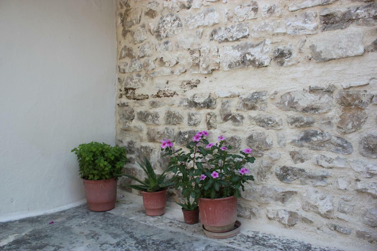 Guest House Toli Inside Berat Castle Bagian luar foto